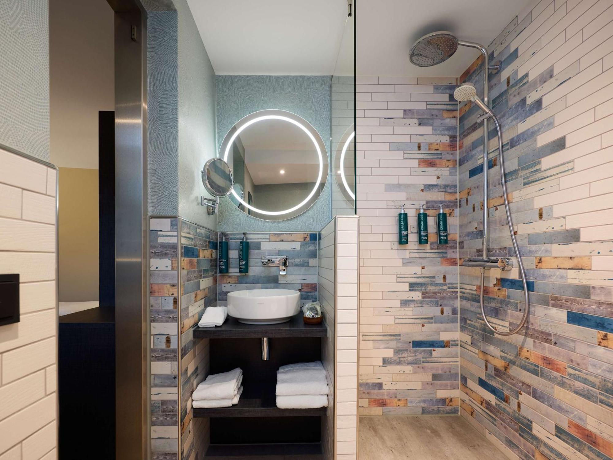 Doubletree By Hilton Rotterdam Centre Hotel ภายนอก รูปภาพ